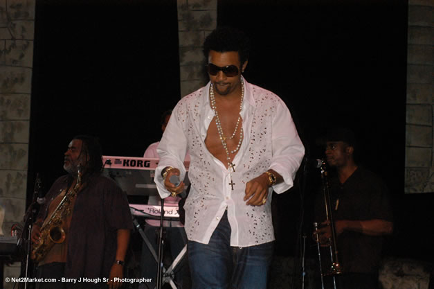 Shaggy @ The Aqueduct on Rose Hall - Friday, January 26, 2007 - 10th Anniversary - Air Jamaica Jazz & Blues Festival 2007 - The Art of Music - Tuesday, January 23 - Saturday, January 27, 2007, The Aqueduct on Rose Hall, Montego Bay, Jamaica - Negril Travel Guide, Negril Jamaica WI - http://www.negriltravelguide.com - info@negriltravelguide.com...!