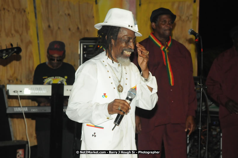 Bunny Wailer & King Yellowman at Bourbon Beach - Monday, February 25, 2008 - Bourbin Beach Restaurant, Bar, Oceanfront Accommodatioins, Live Reggae Music & Disco, Norman Manley Boulevard, Negril, Westmoreland, Jamaica W.I. - Photographs by Net2Market.com - Barry J. Hough Sr, Photographer - Negril Travel Guide, Negril Jamaica WI - http://www.negriltravelguide.com - info@negriltravelguide.com...!