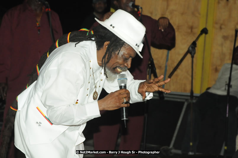 Bunny Wailer & King Yellowman at Bourbon Beach - Monday, February 25, 2008 - Bourbin Beach Restaurant, Bar, Oceanfront Accommodatioins, Live Reggae Music & Disco, Norman Manley Boulevard, Negril, Westmoreland, Jamaica W.I. - Photographs by Net2Market.com - Barry J. Hough Sr, Photographer - Negril Travel Guide, Negril Jamaica WI - http://www.negriltravelguide.com - info@negriltravelguide.com...!