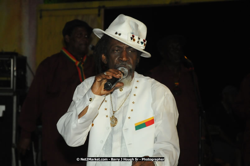 Bunny Wailer & King Yellowman at Bourbon Beach - Monday, February 25, 2008 - Bourbin Beach Restaurant, Bar, Oceanfront Accommodatioins, Live Reggae Music & Disco, Norman Manley Boulevard, Negril, Westmoreland, Jamaica W.I. - Photographs by Net2Market.com - Barry J. Hough Sr, Photographer - Negril Travel Guide, Negril Jamaica WI - http://www.negriltravelguide.com - info@negriltravelguide.com...!