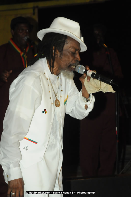 Bunny Wailer & King Yellowman at Bourbon Beach - Monday, February 25, 2008 - Bourbin Beach Restaurant, Bar, Oceanfront Accommodatioins, Live Reggae Music & Disco, Norman Manley Boulevard, Negril, Westmoreland, Jamaica W.I. - Photographs by Net2Market.com - Barry J. Hough Sr, Photographer - Negril Travel Guide, Negril Jamaica WI - http://www.negriltravelguide.com - info@negriltravelguide.com...!