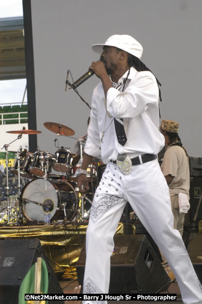 Beenie Man - Cure Fest 2007 - Longing For Concert at Trelawny Multi Purpose Stadium, Trelawny, Jamaica - Sunday, October 14, 2007 - Cure Fest 2007 October 12th-14th, 2007 Presented by Danger Promotions, Iyah Cure Promotions, and Brass Gate Promotions - Alison Young, Publicist - Photographs by Net2Market.com - Barry J. Hough Sr, Photographer - Negril Travel Guide, Negril Jamaica WI - http://www.negriltravelguide.com - info@negriltravelguide.com...!