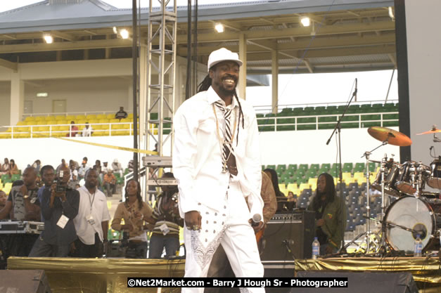 Beenie Man - Cure Fest 2007 - Longing For Concert at Trelawny Multi Purpose Stadium, Trelawny, Jamaica - Sunday, October 14, 2007 - Cure Fest 2007 October 12th-14th, 2007 Presented by Danger Promotions, Iyah Cure Promotions, and Brass Gate Promotions - Alison Young, Publicist - Photographs by Net2Market.com - Barry J. Hough Sr, Photographer - Negril Travel Guide, Negril Jamaica WI - http://www.negriltravelguide.com - info@negriltravelguide.com...!