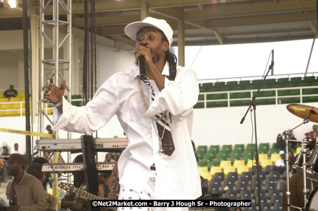 Beenie Man - Cure Fest 2007 - Longing For Concert at Trelawny Multi Purpose Stadium, Trelawny, Jamaica - Sunday, October 14, 2007 - Cure Fest 2007 October 12th-14th, 2007 Presented by Danger Promotions, Iyah Cure Promotions, and Brass Gate Promotions - Alison Young, Publicist - Photographs by Net2Market.com - Barry J. Hough Sr, Photographer - Negril Travel Guide, Negril Jamaica WI - http://www.negriltravelguide.com - info@negriltravelguide.com...!