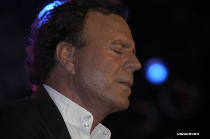 Julio Iglesias - Air Jamaica Jazz & Blues 2005 - The Art Of Music - Cinnamon Hill Golf Course, Rose Hall, Montego Bay - Negril Travel Guide, Negril Jamaica WI - http://www.negriltravelguide.com - info@negriltravelguide.com...!