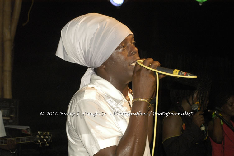 Richie Spice - Live In Concert - One Love Reggae Concert Series 09/10 @ Negril Escape Resort and Spa, January 19, 2010, One Love Drive, West End, Negril, Westmoreland, Jamaica W.I. - Photographs by Net2Market.com - Barry J. Hough Sr, Photographer/Photojournalist - Negril Travel Guide, Negril Jamaica WI - http://www.negriltravelguide.com - info@negriltravelguide.com...!