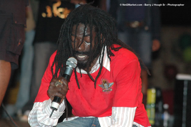 Buju Banton @ Tru-Juice Rebel Salute 2007 - Saturday, January 13, 2007, Port Kaiser Sports Club, St. Elizabeth - Negril Travel Guide, Negril Jamaica WI - http://www.negriltravelguide.com - info@negriltravelguide.com...!