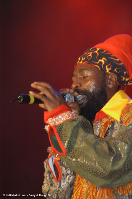 Capleton - Red Stripe Reggae Sumfest 2005 - Dancehall Night - July 21th, 2005 - Negril Travel Guide, Negril Jamaica WI - http://www.negriltravelguide.com - info@negriltravelguide.com...!