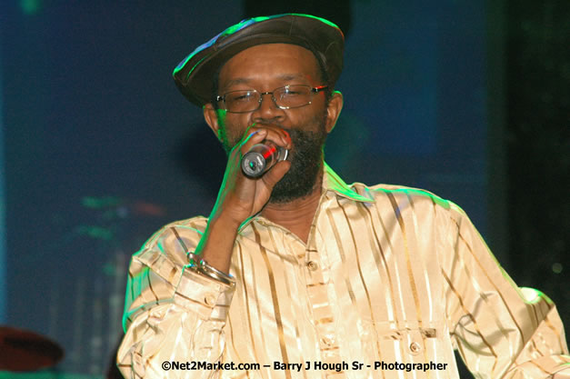 Beres Hammond - Red Stripe Reggae Sumfest 2007 - Zenith - Saturday, July 21, 2007 - Catherine Hall, Montego Bay, St James, Jamaica W.I. - Negril Travel Guide, Negril Jamaica WI - http://www.negriltravelguide.com - info@negriltravelguide.com...!