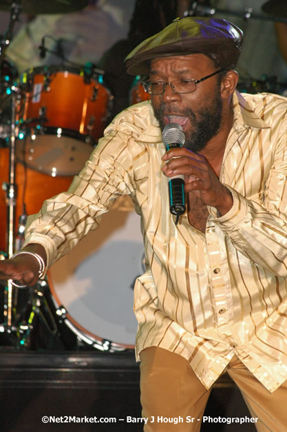 Beres Hammond - Red Stripe Reggae Sumfest 2007 - Zenith - Saturday, July 21, 2007 - Catherine Hall, Montego Bay, St James, Jamaica W.I. - Negril Travel Guide, Negril Jamaica WI - http://www.negriltravelguide.com - info@negriltravelguide.com...!