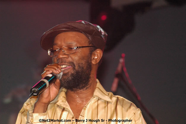 Beres Hammond - Red Stripe Reggae Sumfest 2007 - Zenith - Saturday, July 21, 2007 - Catherine Hall, Montego Bay, St James, Jamaica W.I. - Negril Travel Guide, Negril Jamaica WI - http://www.negriltravelguide.com - info@negriltravelguide.com...!