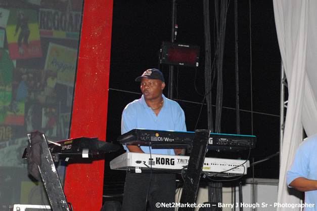 Beres Hammond - Red Stripe Reggae Sumfest 2007 - Zenith - Saturday, July 21, 2007 - Catherine Hall, Montego Bay, St James, Jamaica W.I. - Negril Travel Guide, Negril Jamaica WI - http://www.negriltravelguide.com - info@negriltravelguide.com...!