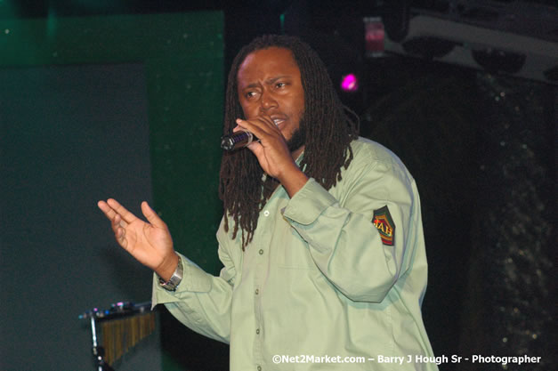 Dwayne Stephenson - Red Stripe Reggae Sumfest 2007 - Zenith - Saturday, July 21, 2007 - Catherine Hall, Montego Bay, St James, Jamaica W.I. - Negril Travel Guide, Negril Jamaica WI - http://www.negriltravelguide.com - info@negriltravelguide.com...!