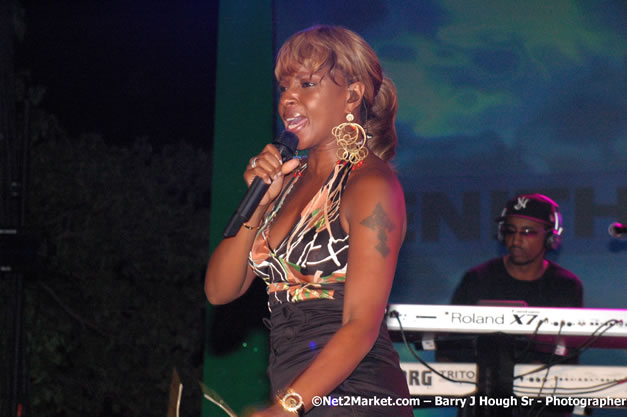 Mary J. Blige - Red Stripe Reggae Sumfest 2007 - Zenith - Saturday, July 21, 2007 - Catherine Hall, Montego Bay, St James, Jamaica W.I. - Negril Travel Guide, Negril Jamaica WI - http://www.negriltravelguide.com - info@negriltravelguide.com...!