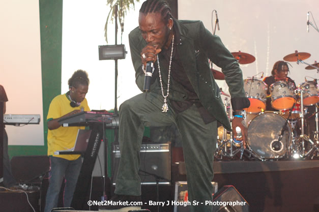 Mavado - Explosion - Red Stripe Reggae Sumfest 2007 - Thursday, July 19, 2007 - Red Stripe Reggae Sumfest 2007 at Catherine Hall, Montego Bay, St James, Jamaica W.I. - Negril Travel Guide, Negril Jamaica WI - http://www.negriltravelguide.com - info@negriltravelguide.com...!