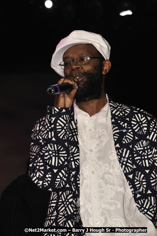 Beres Hammond @ Red Stripe Reggae Sumfest 2008 International Night 2, Catherine Hall, Montego Bay - Saturday, July 19, 2008 - Reggae Sumfest 2008 July 13 - July 19, 2008 - Photographs by Net2Market.com - Barry J. Hough Sr. Photojournalist/Photograper - Photographs taken with a Nikon D300 - Negril Travel Guide, Negril Jamaica WI - http://www.negriltravelguide.com - info@negriltravelguide.com...!