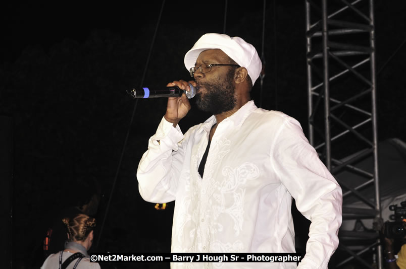 Beres Hammond @ Red Stripe Reggae Sumfest 2008 International Night 2, Catherine Hall, Montego Bay - Saturday, July 19, 2008 - Reggae Sumfest 2008 July 13 - July 19, 2008 - Photographs by Net2Market.com - Barry J. Hough Sr. Photojournalist/Photograper - Photographs taken with a Nikon D300 - Negril Travel Guide, Negril Jamaica WI - http://www.negriltravelguide.com - info@negriltravelguide.com...!