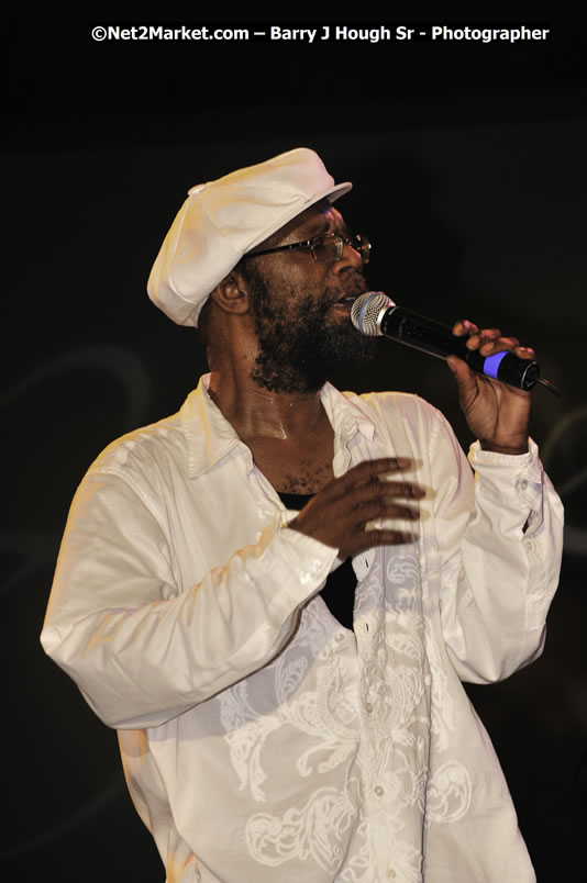 Beres Hammond @ Red Stripe Reggae Sumfest 2008 International Night 2, Catherine Hall, Montego Bay - Saturday, July 19, 2008 - Reggae Sumfest 2008 July 13 - July 19, 2008 - Photographs by Net2Market.com - Barry J. Hough Sr. Photojournalist/Photograper - Photographs taken with a Nikon D300 - Negril Travel Guide, Negril Jamaica WI - http://www.negriltravelguide.com - info@negriltravelguide.com...!