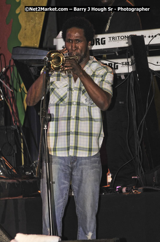 Beres Hammond @ Red Stripe Reggae Sumfest 2008 International Night 2, Catherine Hall, Montego Bay - Saturday, July 19, 2008 - Reggae Sumfest 2008 July 13 - July 19, 2008 - Photographs by Net2Market.com - Barry J. Hough Sr. Photojournalist/Photograper - Photographs taken with a Nikon D300 - Negril Travel Guide, Negril Jamaica WI - http://www.negriltravelguide.com - info@negriltravelguide.com...!