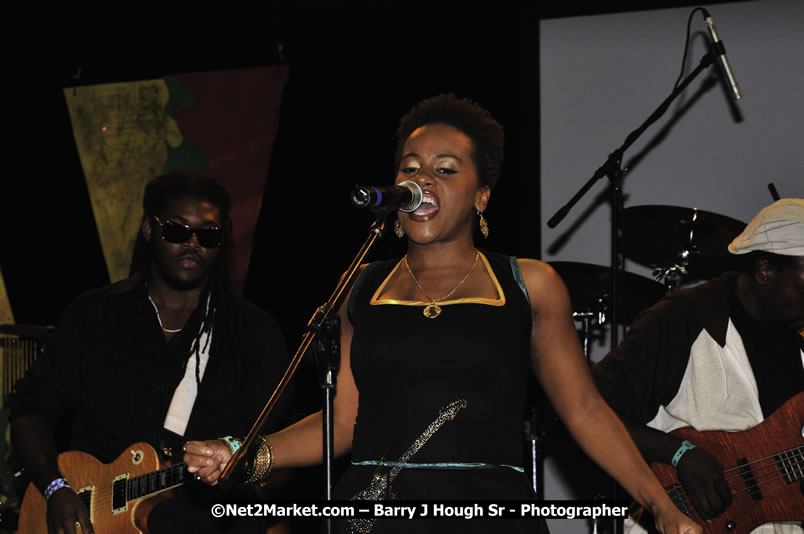 Etana @ Red Stripe Reggae Sumfest 2008 International Night 2, Catherine Hall, Montego Bay - Saturday, July 19, 2008 - Reggae Sumfest 2008 July 13 - July 19, 2008 - Photographs by Net2Market.com - Barry J. Hough Sr. Photojournalist/Photograper - Photographs taken with a Nikon D300 - Negril Travel Guide, Negril Jamaica WI - http://www.negriltravelguide.com - info@negriltravelguide.com...!