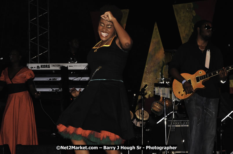 Etana @ Red Stripe Reggae Sumfest 2008 International Night 2, Catherine Hall, Montego Bay - Saturday, July 19, 2008 - Reggae Sumfest 2008 July 13 - July 19, 2008 - Photographs by Net2Market.com - Barry J. Hough Sr. Photojournalist/Photograper - Photographs taken with a Nikon D300 - Negril Travel Guide, Negril Jamaica WI - http://www.negriltravelguide.com - info@negriltravelguide.com...!