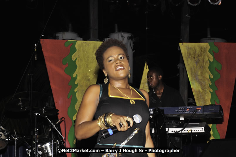 Etana @ Red Stripe Reggae Sumfest 2008 International Night 2, Catherine Hall, Montego Bay - Saturday, July 19, 2008 - Reggae Sumfest 2008 July 13 - July 19, 2008 - Photographs by Net2Market.com - Barry J. Hough Sr. Photojournalist/Photograper - Photographs taken with a Nikon D300 - Negril Travel Guide, Negril Jamaica WI - http://www.negriltravelguide.com - info@negriltravelguide.com...!