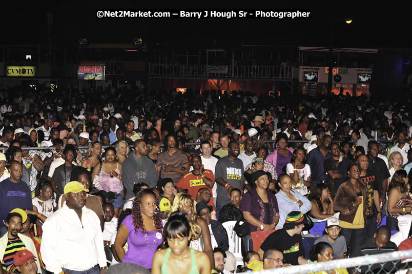 T - Pain @ Red Stripe Reggae Sumfest 2008 International Night 2, Catherine Hall, Montego Bay - Saturday, July 19, 2008 - Reggae Sumfest 2008 July 13 - July 19, 2008 - Photographs by Net2Market.com - Barry J. Hough Sr. Photojournalist/Photograper - Photographs taken with a Nikon D300 - Negril Travel Guide, Negril Jamaica WI - http://www.negriltravelguide.com - info@negriltravelguide.com...!