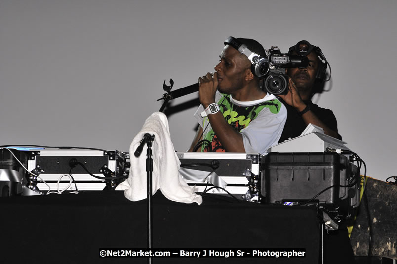 T - Pain @ Red Stripe Reggae Sumfest 2008 International Night 2, Catherine Hall, Montego Bay - Saturday, July 19, 2008 - Reggae Sumfest 2008 July 13 - July 19, 2008 - Photographs by Net2Market.com - Barry J. Hough Sr. Photojournalist/Photograper - Photographs taken with a Nikon D300 - Negril Travel Guide, Negril Jamaica WI - http://www.negriltravelguide.com - info@negriltravelguide.com...!