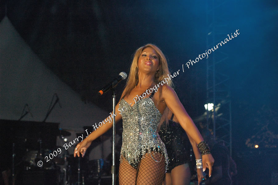 Toni Braxton @ Reggae Sumfest 2009 - International Night 2 - Reggae Sumfest 2009,Catherine Hall, Montego Bay, St. James, Jamaica W.I. - Saturday, July 25, 2009 - Reggae Sumfest 2009, July 19 - 25, 2009 - Photographs by Net2Market.com - Barry J. Hough Sr. Photojournalist/Photograper - Photographs taken with a Nikon D70, D100, or D300 - Negril Travel Guide, Negril Jamaica WI - http://www.negriltravelguide.com - info@negriltravelguide.com...!