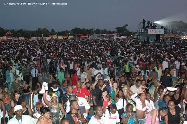 Beenie Man - Red Stripe Reggae Sumfest 2006 - Stormfront - The Blazing Dance Hall Night - Thursday, July 20, 2006 - Catherine Hall Venue - Montego Bay, Jamaica - Negril Travel Guide, Negril Jamaica WI - http://www.negriltravelguide.com - info@negriltravelguide.com...!