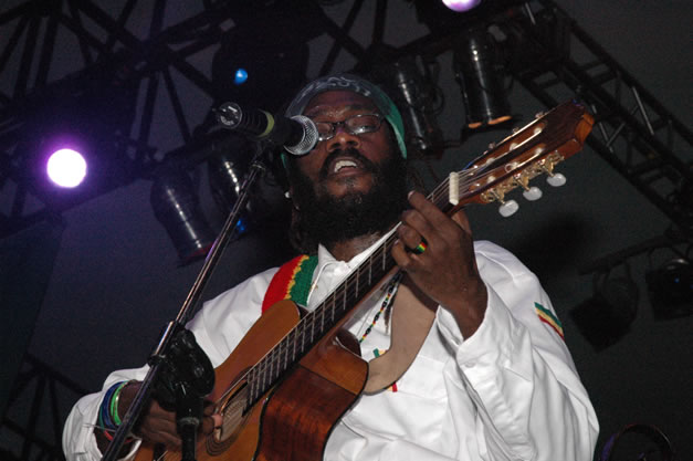 Tarrus Riley - Red Stripe Reggae Sumfest 2006 - The Summit - Jamaica's Greatest, The World's Best - Saturday, July 22, 2006 - Montego Bay, Jamaica - Negril Travel Guide, Negril Jamaica WI - http://www.negriltravelguide.com - info@negriltravelguide.com...!