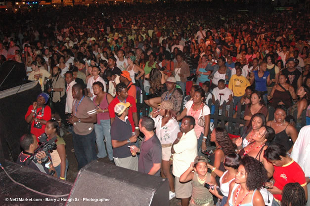 Venue - Audience at Red Stripe Reggae Sumfest 2006 - The Summit - Jamaica's Greatest, The World's Best - Saturday, July 22, 2006 - Montego Bay, Jamaica - Negril Travel Guide, Negril Jamaica WI - http://www.negriltravelguide.com - info@negriltravelguide.com...!