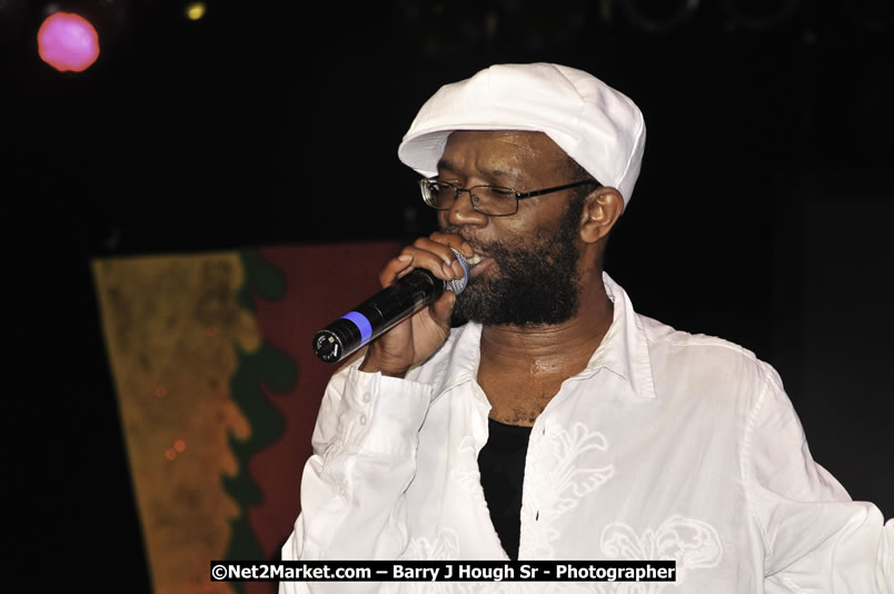 Beres Hammond @ Reggae Sumfest 2008 International Night 2, Catherine Hall, Montego Bay - Saturday, July 19, 2008 - Reggae Sumfest 2008 July 13 - July 19, 2008 - Photographs by Net2Market.com - Barry J. Hough Sr. Photojournalist/Photograper - Photographs taken with a Nikon D300 - Negril Travel Guide, Negril Jamaica WI - http://www.negriltravelguide.com - info@negriltravelguide.com...!