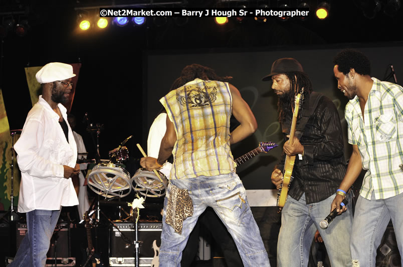 Beres Hammond @ Reggae Sumfest 2008 International Night 2, Catherine Hall, Montego Bay - Saturday, July 19, 2008 - Reggae Sumfest 2008 July 13 - July 19, 2008 - Photographs by Net2Market.com - Barry J. Hough Sr. Photojournalist/Photograper - Photographs taken with a Nikon D300 - Negril Travel Guide, Negril Jamaica WI - http://www.negriltravelguide.com - info@negriltravelguide.com...!