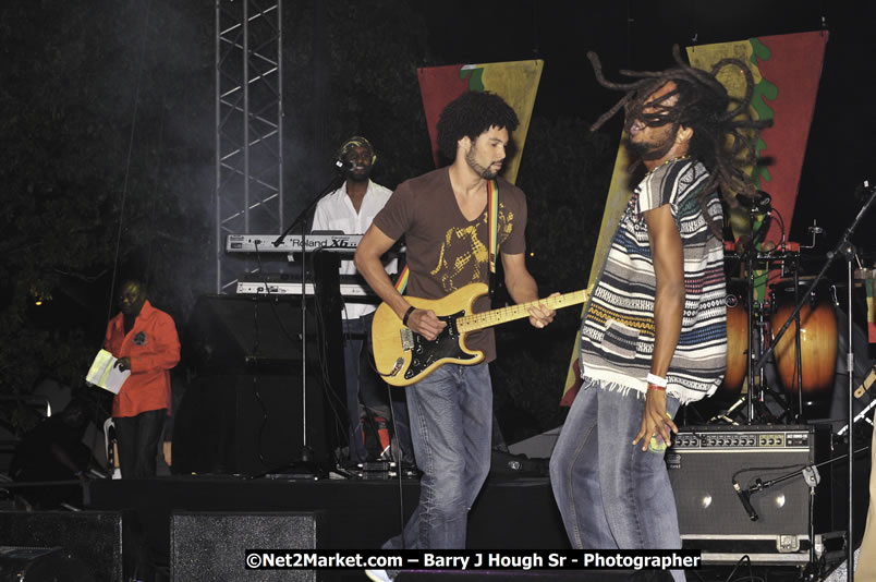 Rootz Underground @ Reggae Sumfest 2008 International Night 2, Catherine Hall, Montego Bay - Saturday, July 19, 2008 - Reggae Sumfest 2008 July 13 - July 19, 2008 - Photographs by Net2Market.com - Barry J. Hough Sr. Photojournalist/Photograper - Photographs taken with a Nikon D300 - Negril Travel Guide, Negril Jamaica WI - http://www.negriltravelguide.com - info@negriltravelguide.com...!