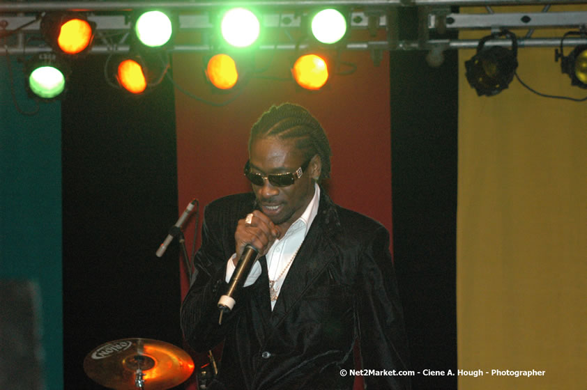 Bounty Killer - Smile Jamaica, Nine Miles, St Anns, Jamaica - Saturday, February 10, 2007 - The Smile Jamaica Concert, a symbolic homecoming in Bob Marley's birthplace of Nine Miles - Negril Travel Guide, Negril Jamaica WI - http://www.negriltravelguide.com - info@negriltravelguide.com...!