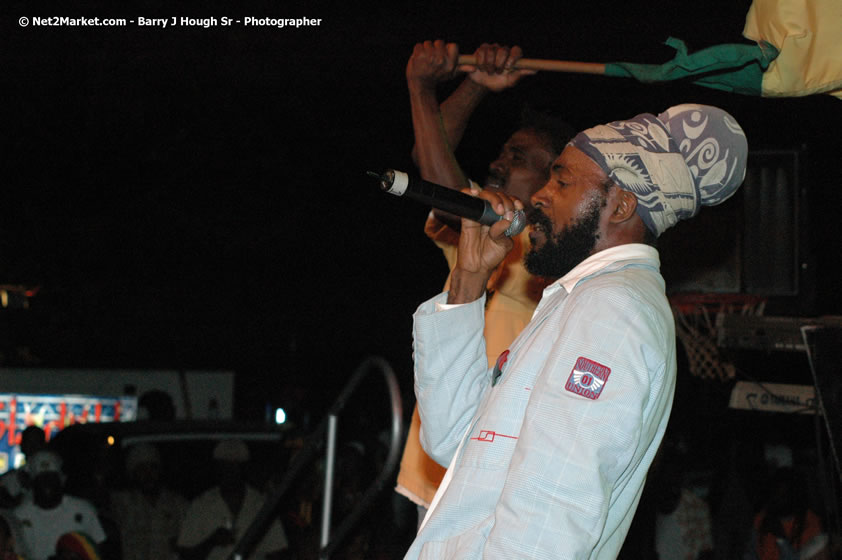 Lutan Fyah - Smile Jamaica, Nine Miles, St Anns, Jamaica - Saturday, February 10, 2007 - The Smile Jamaica Concert, a symbolic homecoming in Bob Marley's birthplace of Nine Miles - Negril Travel Guide, Negril Jamaica WI - http://www.negriltravelguide.com - info@negriltravelguide.com...!