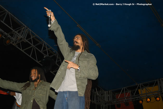 The Marley Brother's - Damian, Stephen, Julian, and Kimani - Smile Jamaica, Nine Miles, St Anns, Jamaica - Saturday, February 10, 2007 - The Smile Jamaica Concert, a symbolic homecoming in Bob Marley's birthplace of Nine Miles - Negril Travel Guide, Negril Jamaica WI - http://www.negriltravelguide.com - info@negriltravelguide.com...!