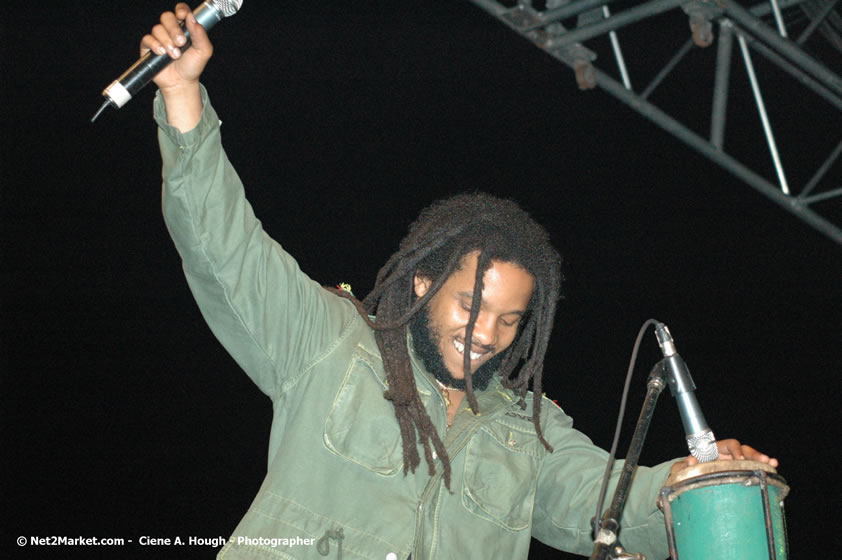 The Marley Brother's - Damian, Stephen, Julian, and Kimani - Smile Jamaica, Nine Miles, St Anns, Jamaica - Saturday, February 10, 2007 - The Smile Jamaica Concert, a symbolic homecoming in Bob Marley's birthplace of Nine Miles - Negril Travel Guide, Negril Jamaica WI - http://www.negriltravelguide.com - info@negriltravelguide.com...!