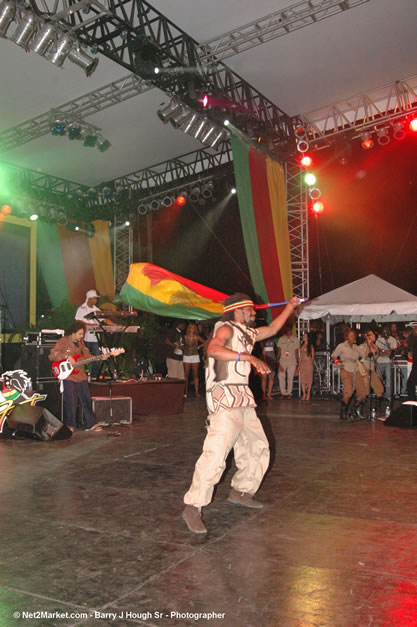 Damian Marley - Red Stripe Reggae Sumfest 2006 - The Summit - Jamaica's Greatest, The World's Best - Saturday, July 22, 2006 - Montego Bay, Jamaica - Negril Travel Guide, Negril Jamaica WI - http://www.negriltravelguide.com - info@negriltravelguide.com...!