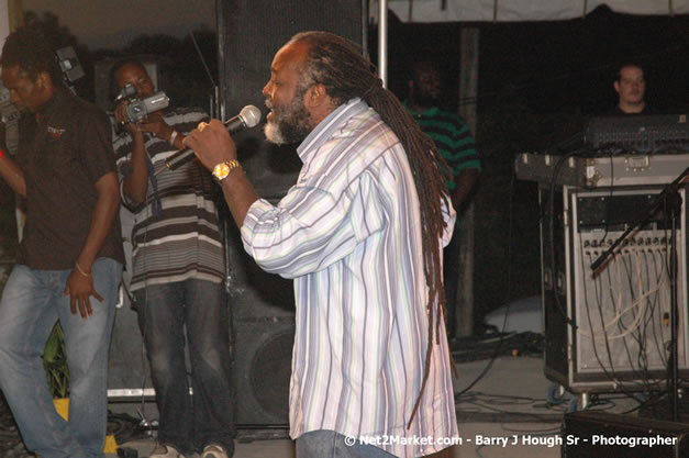 Freddie McGregor @ Western Consciousness 2007 - Presented by King of Kings Productons - Saturday, April 28, 2007 - Llandilo Cultural Centre, Savanna-La-Mar, Westmoreland, Jamaica W.I. - Negril Travel Guide, Negril Jamaica WI - http://www.negriltravelguide.com - info@negriltravelguide.com...!